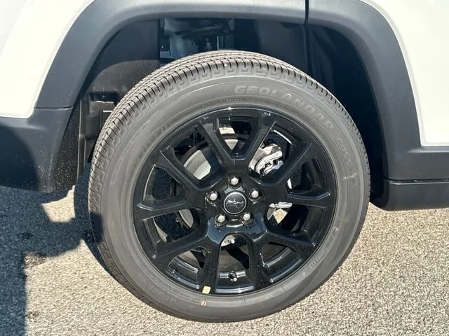 New 2026 White Jeep Latitude image 40