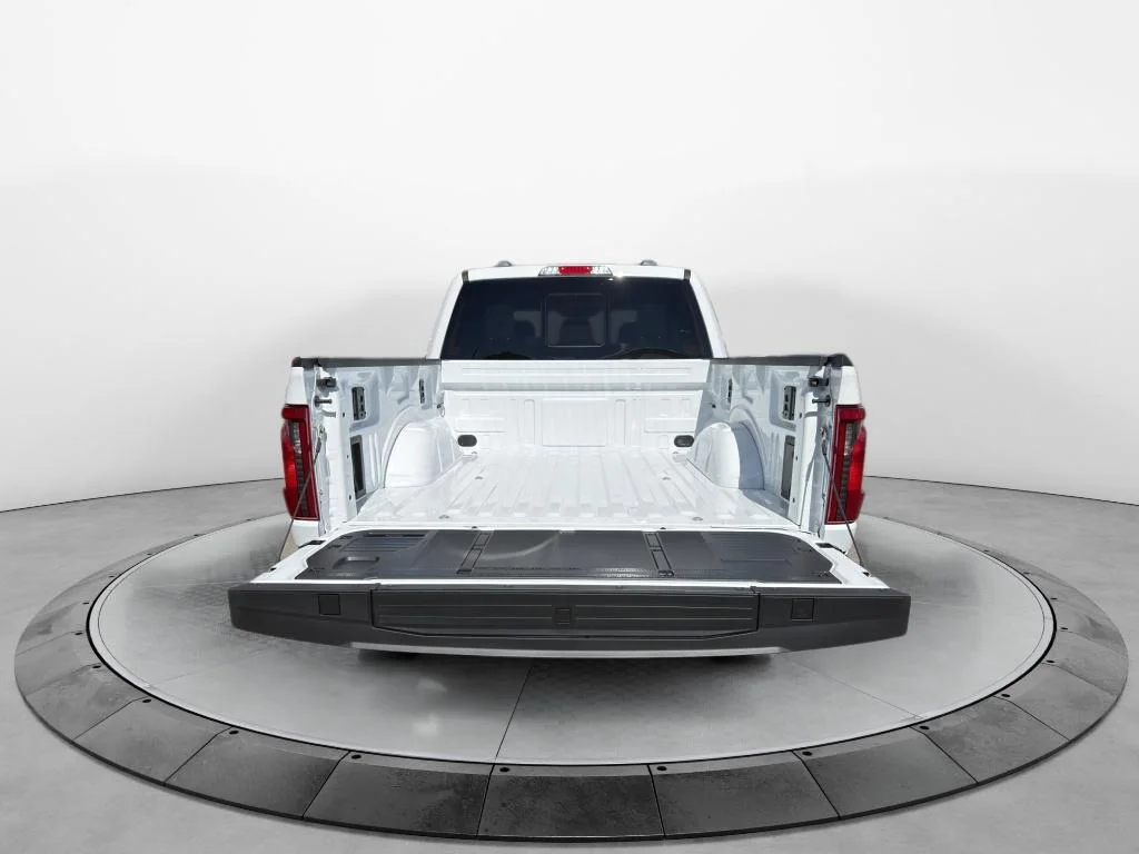 New 2026 Oxford White Ford XLT image 4
