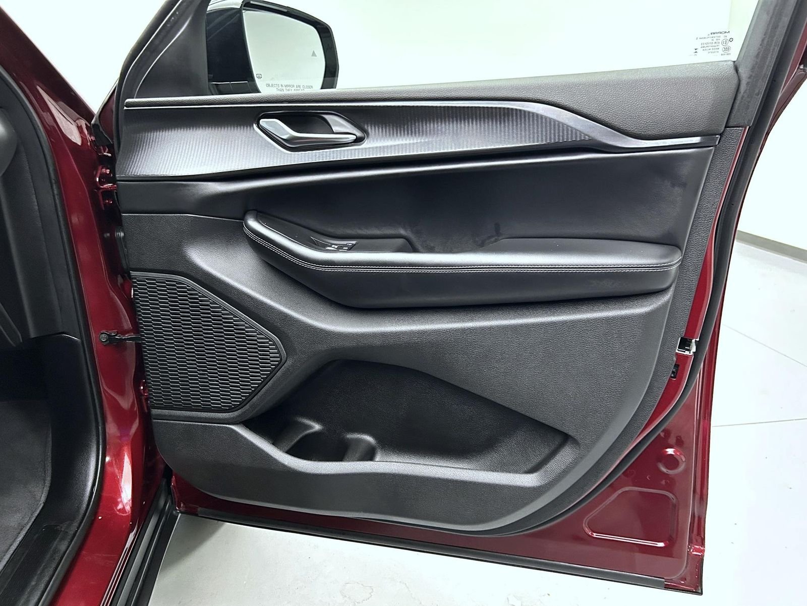 New 2025 Velvet Red Pearl-Coat Exterior Paint Jeep Altitude X image 16