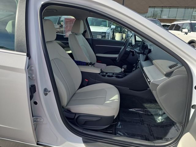 Certified Used 2025 White Hyundai SE image 23