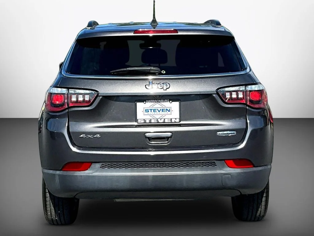 Used 2019 Crystal Metallic Jeep Latitude image 5
