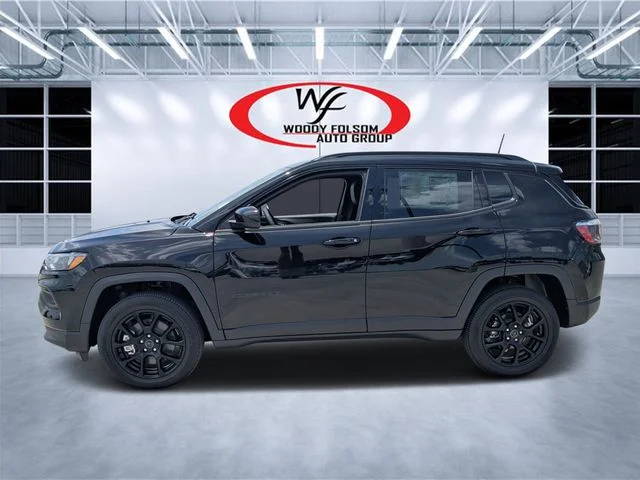New 2026 Diamond Black Crystal Pearl-Coat Exterior Paint Jeep Latitude image 6