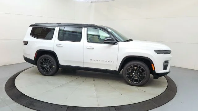 New 2026 Bright White Clear-Coat Exterior Paint Jeep Summit Reserve image 13