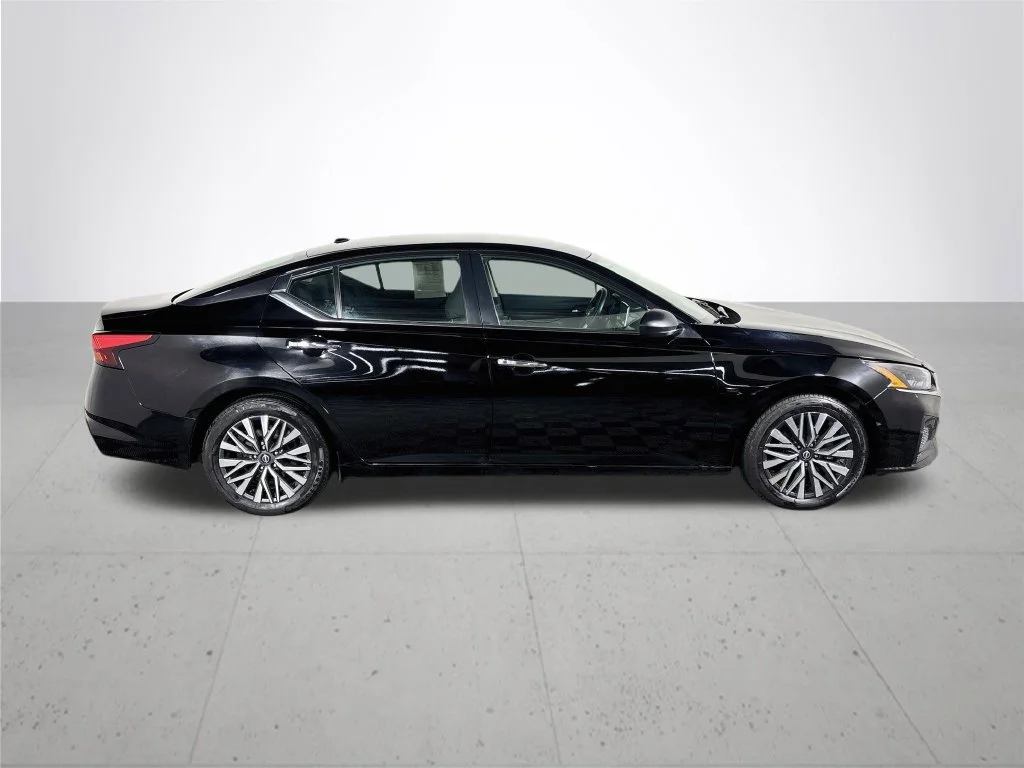 Used 2024 Black Nissan 2.5 SV image 5