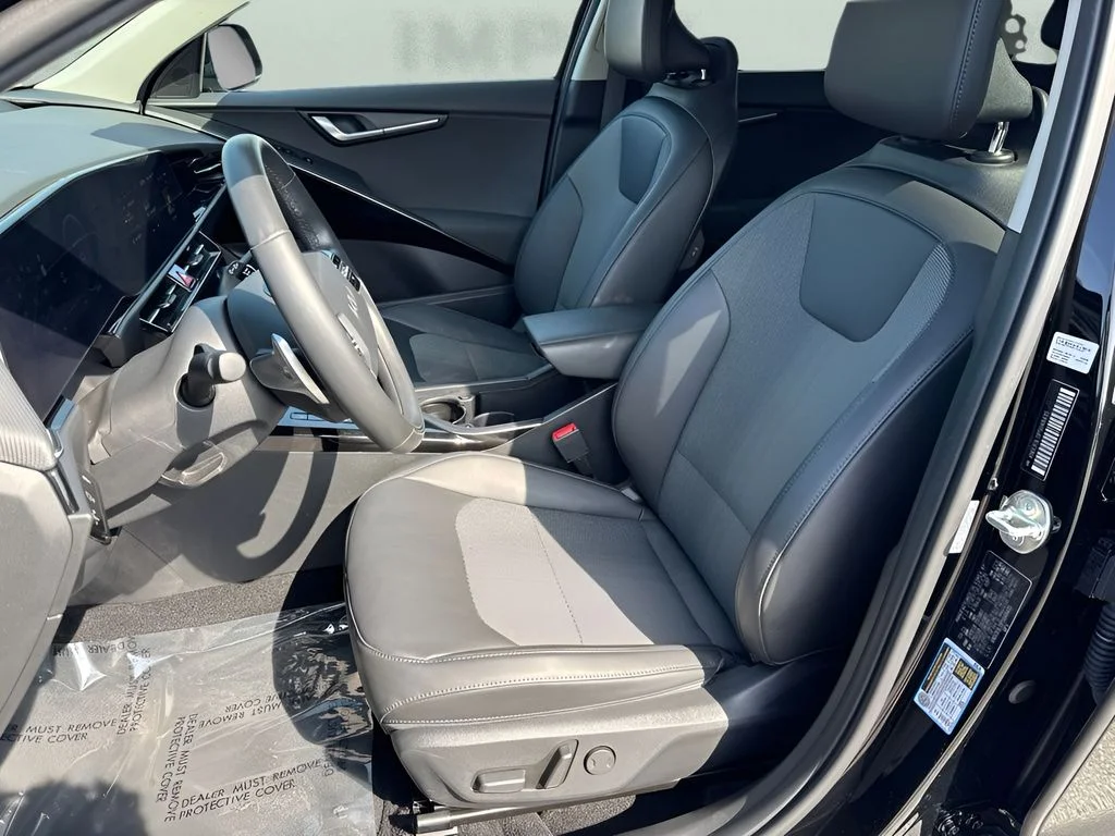 Used 2023 Black Kia Wind image 9