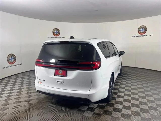 New 2026 Bright White Clear-Coat Exterior Paint Chrysler Select image 19