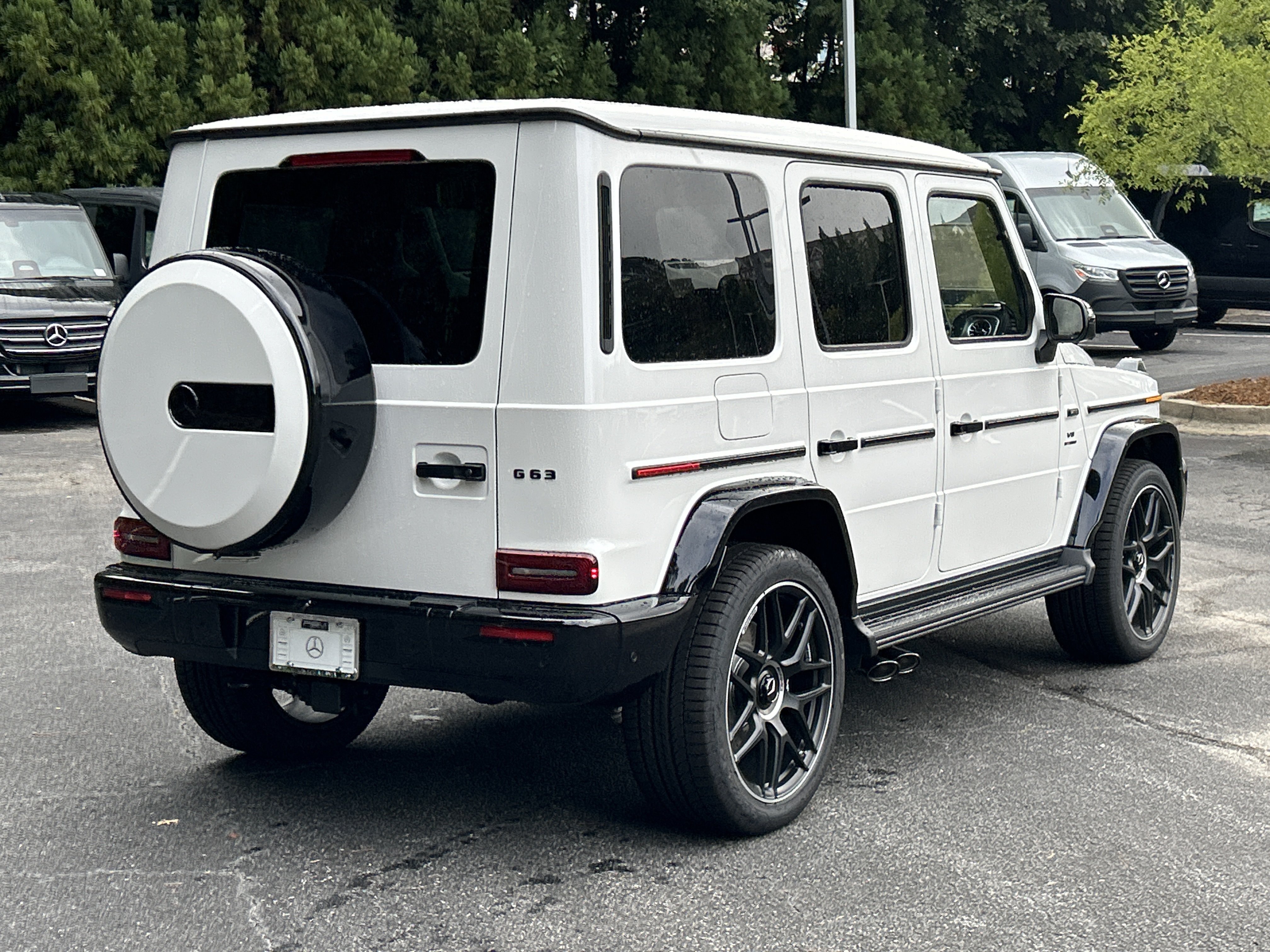 New 2027 MANUFAKTUR Moonlight White Metallic Mercedes-Benz AMG® G 63 SUV image 6