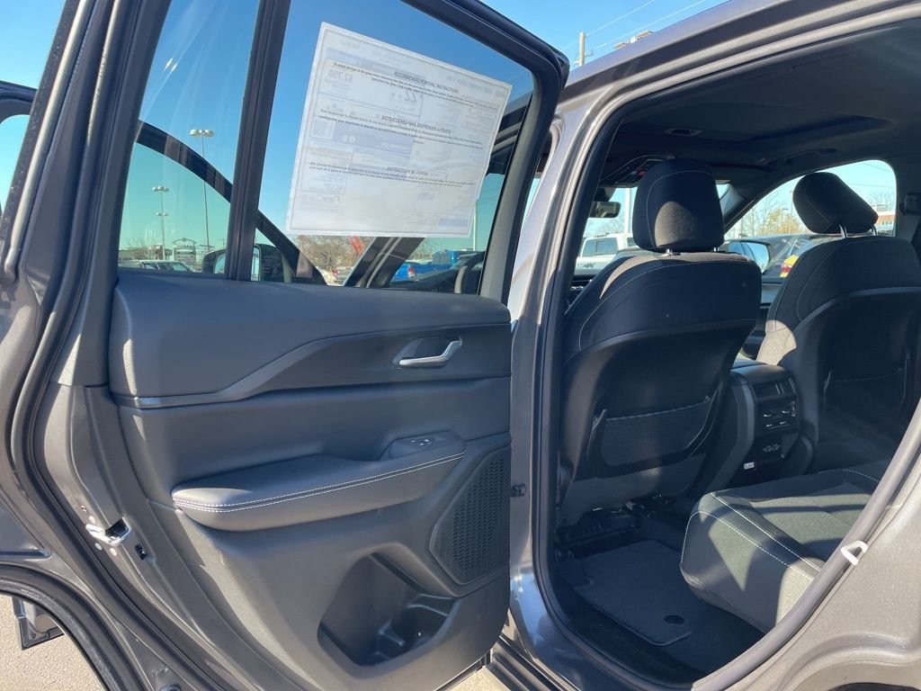 New 2026 Baltic Gray Metallic Clear-Coat Exterior Paint Jeep Laredo X image 28