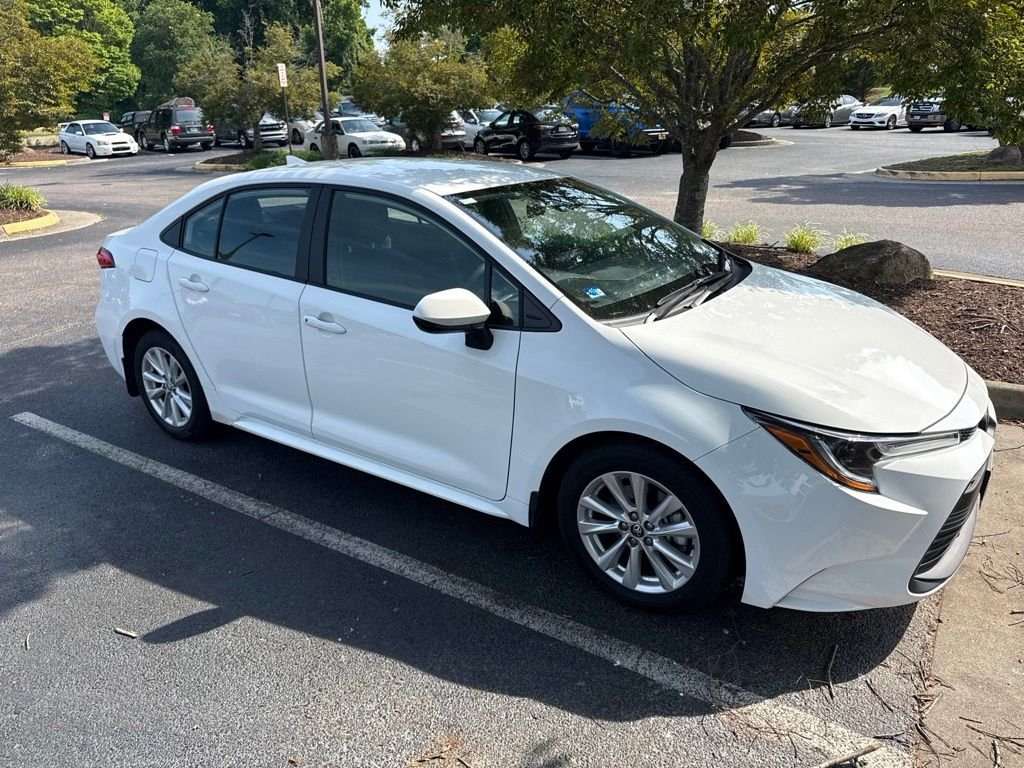 Used 2025  Toyota LE image 1