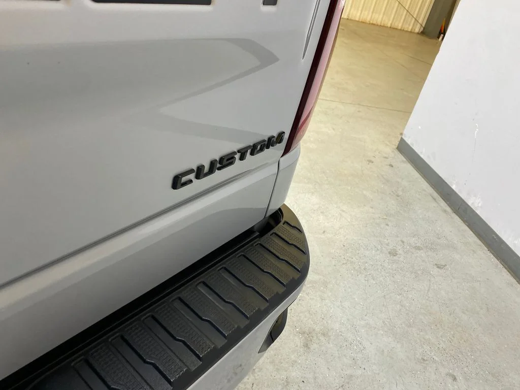 Used 2022 Silver Chevrolet Custom image 19