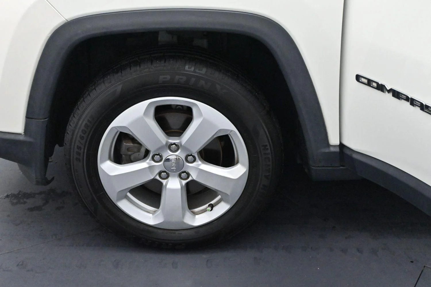 Used 2019 White Clearcoat Jeep Latitude image 33