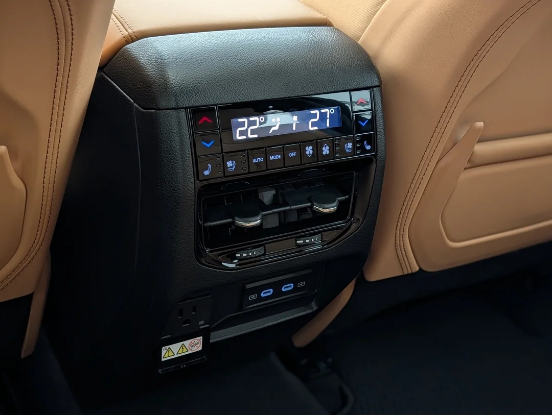 New 2026 White Jeep Summit - - 4x4 - Pano Sunroof - Palermo Lthr Seats - Trailer Tow Pkg - Advanced ProTech IV & More! image 31