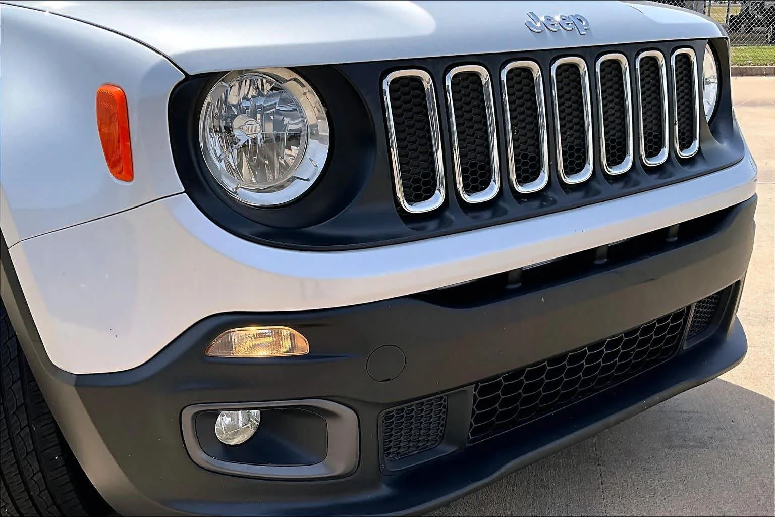 Used 2018 Glacier Metallic Jeep Latitude image 28
