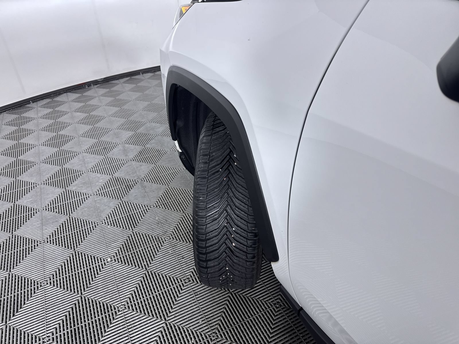 Used 2022 White Toyota Hybrid LE image 30