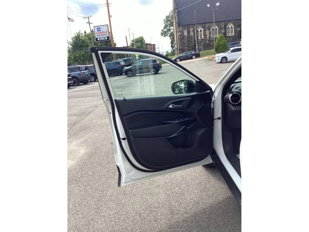 Used 2024 Summit White Chevrolet 2RS image 17