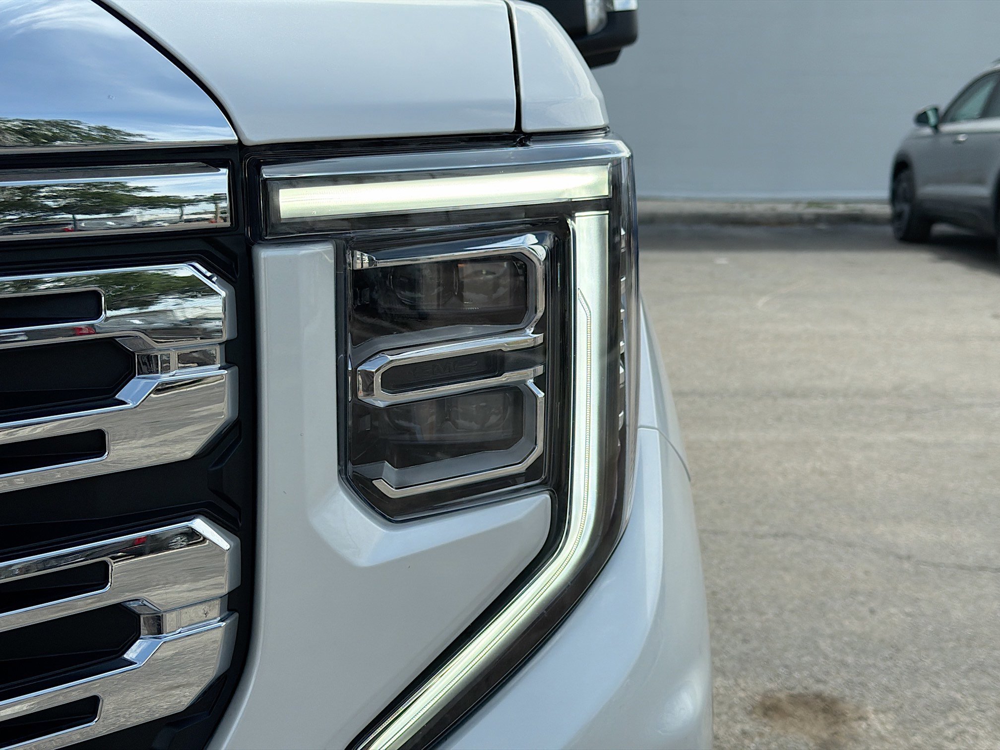 Used 2025 White Frost Tricoat GMC Denali image 9
