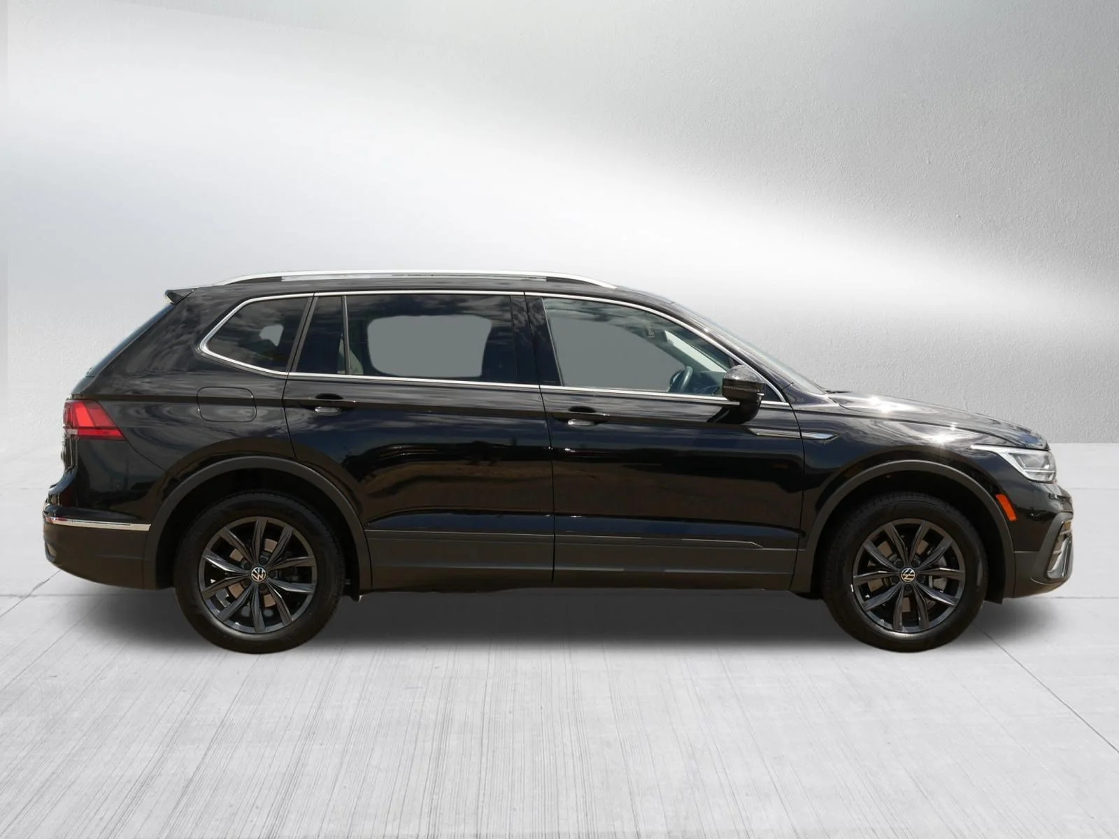 Used 2022 Deep Black Pearl Volkswagen SE image 8
