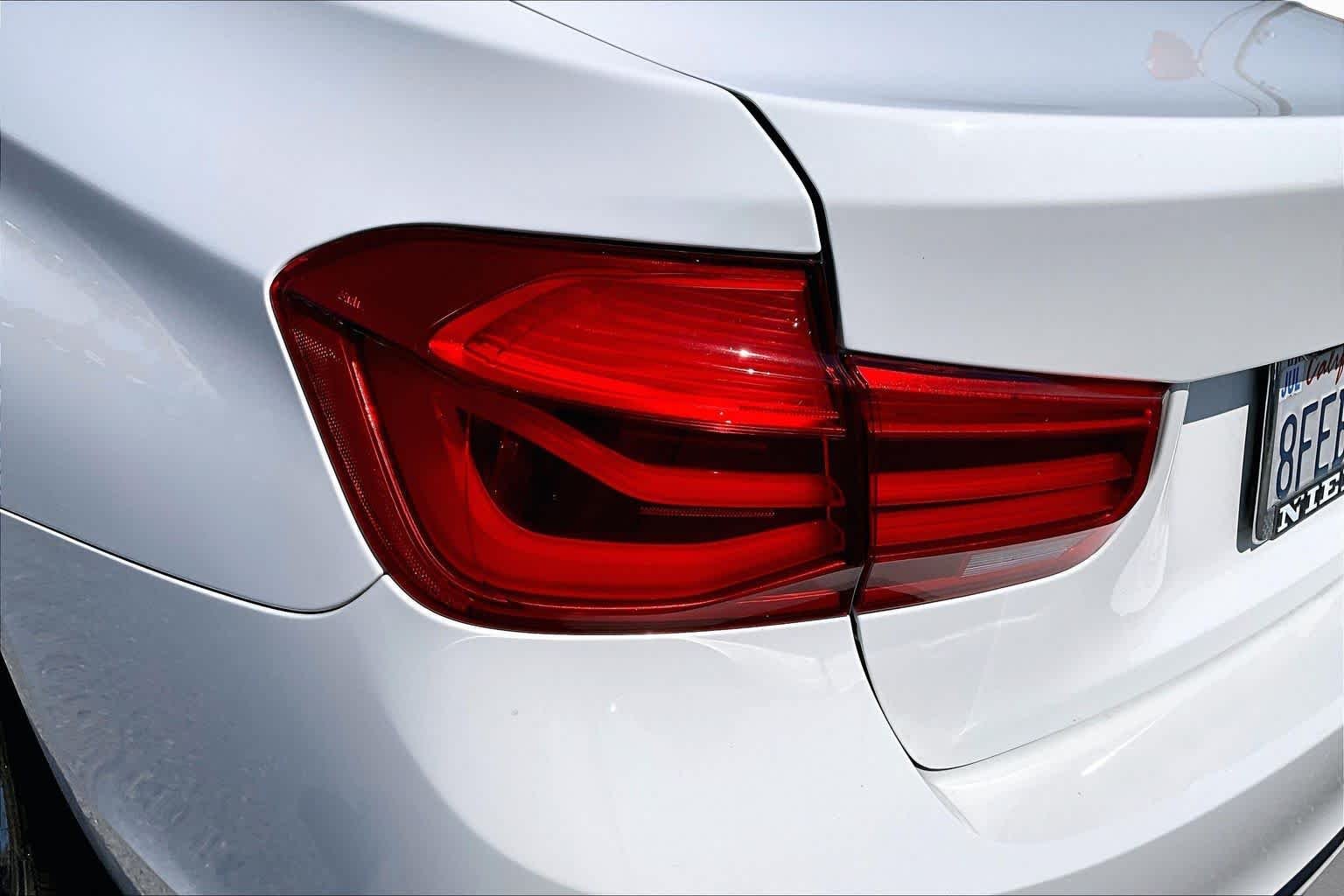 Used 2018 Alpine White BMW 330i image 28