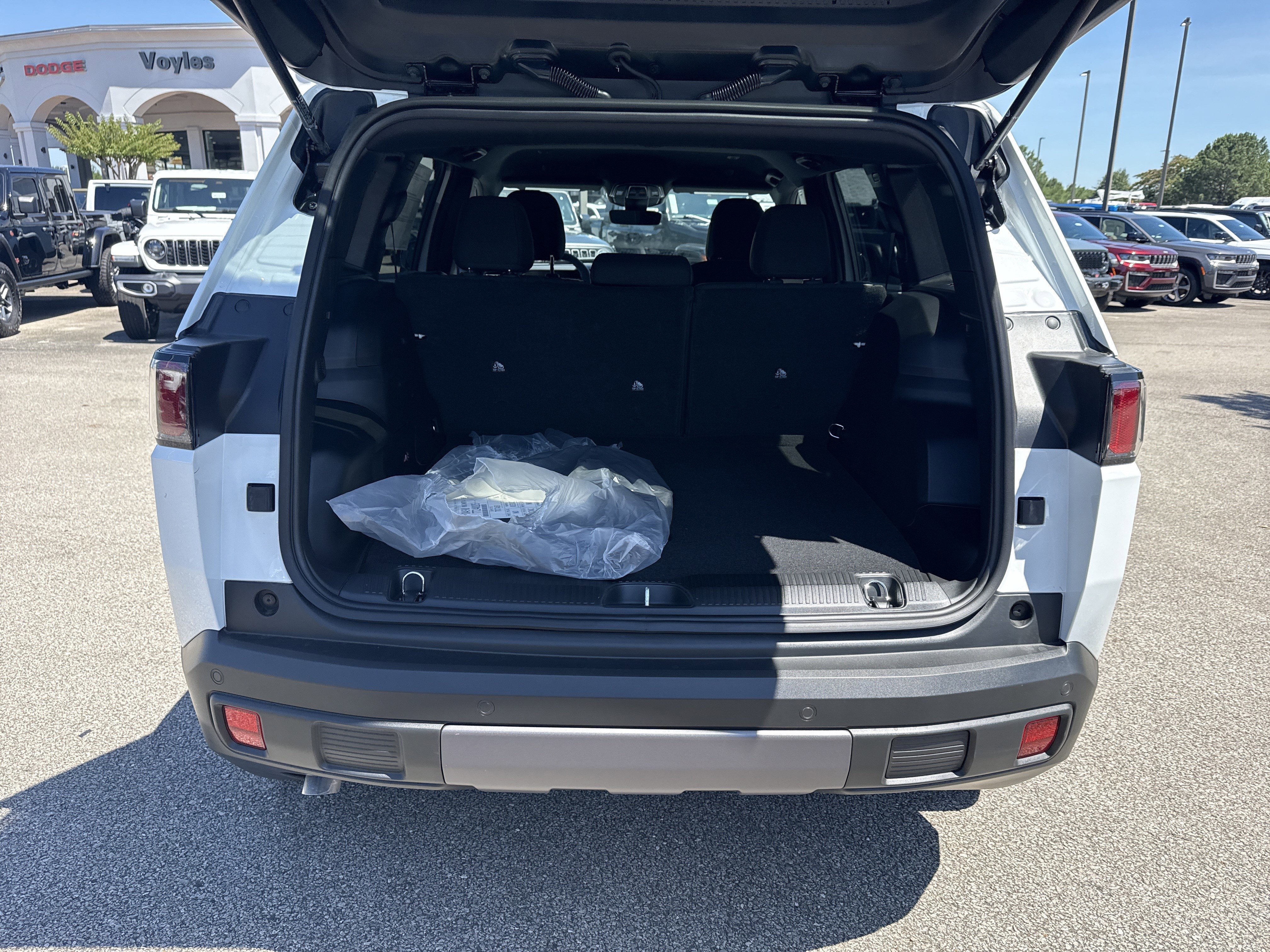 New 2026 Bright White Clear-Coat Exterior Paint Jeep Laredo image 19
