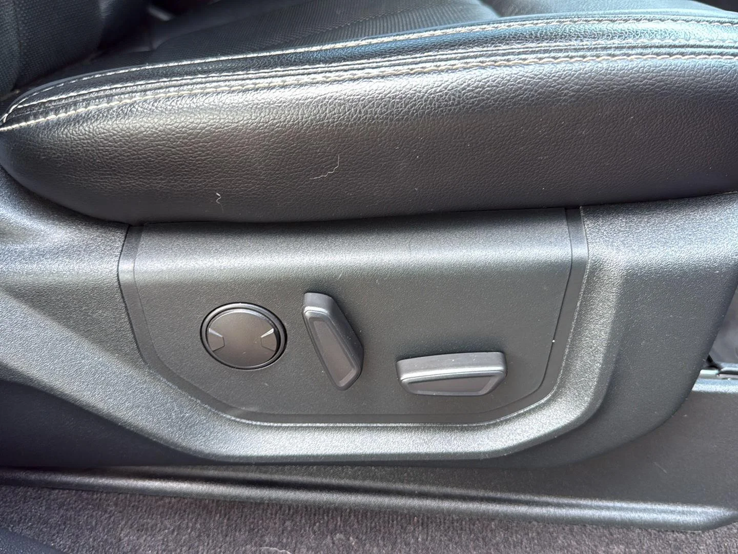 Used 2020 Agate Black Metallic Ford LARIAT image 30