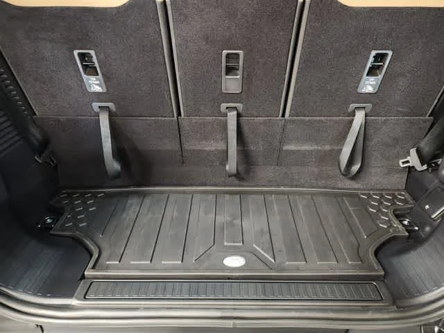 New 2026 Carpathian Grey Premium Metallic Land Rover X-Dynamic SE - 130 P400 image 53