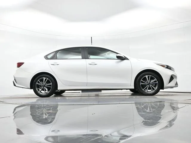 Used 2022 Snow White Pearl Kia LXS image 27