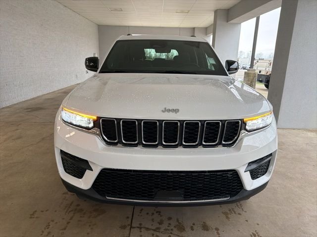 New 2026 Bright White Clear-Coat Exterior Paint Jeep Laredo X image 9