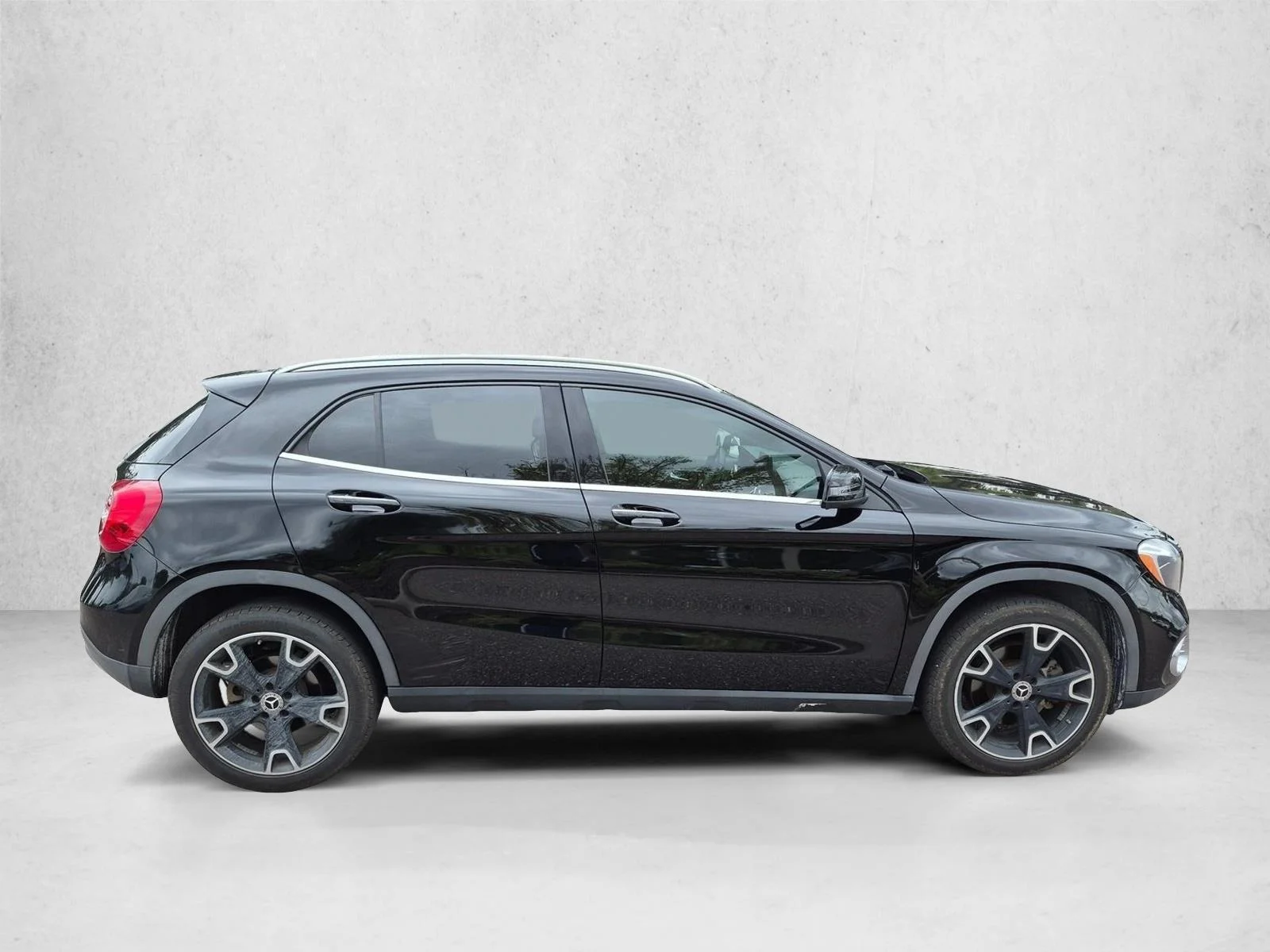 Used 2018 Night Black Mercedes-Benz GLA 250 image 4