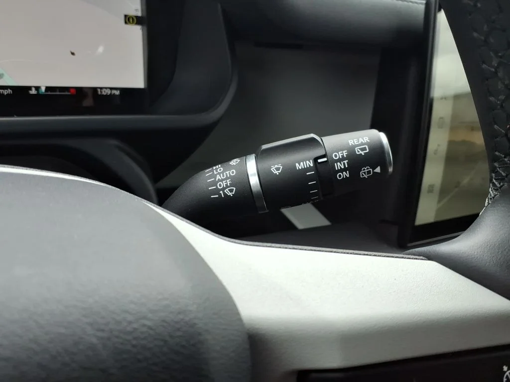 Used 2025  Land Rover S image 40
