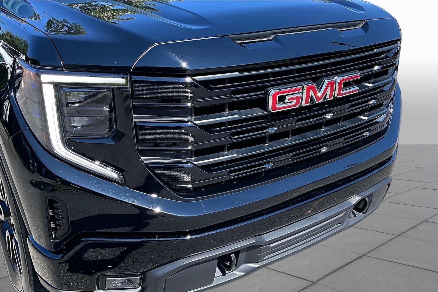 Used 2024 Onyx Black GMC Elevation image 29