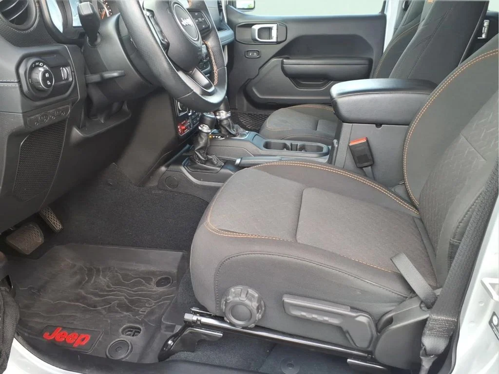 Used 2024 Silver Jeep Mojave image 19