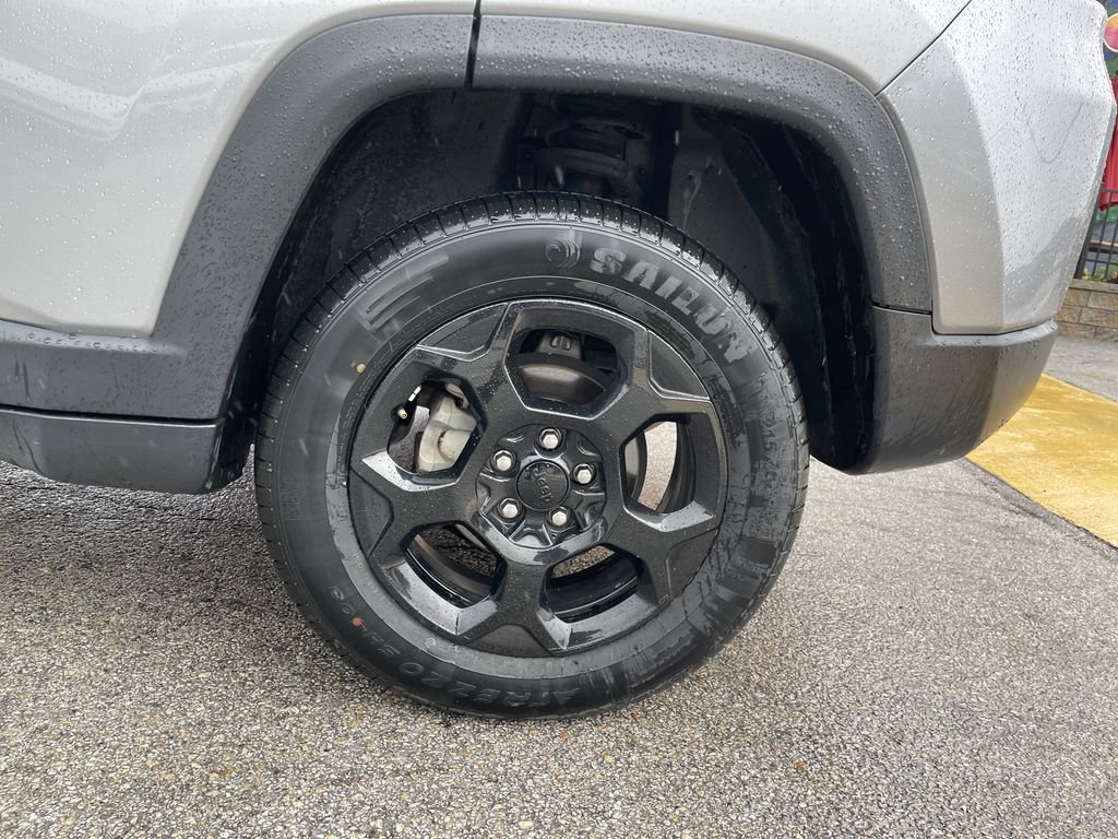 Used 2023 Silver Jeep Trailhawk image 10