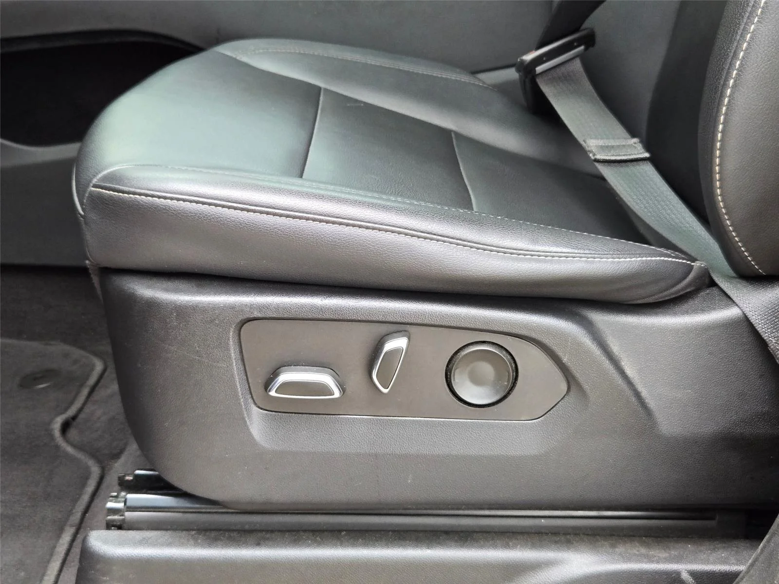 Used 2022 Black Raven Cadillac Luxury image 27