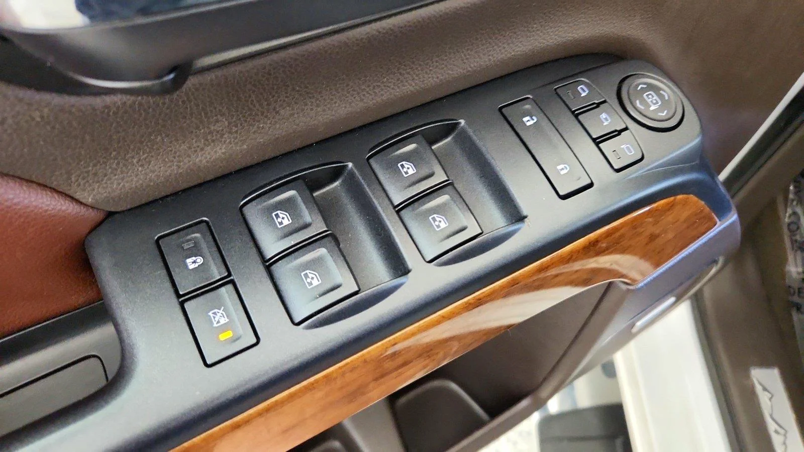 Used 2016 IRIDESCENT PEARL TRICOAT Chevrolet High Country image 24