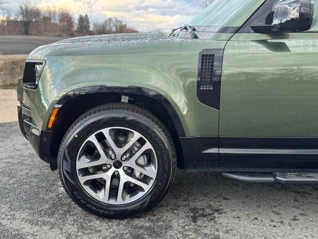 New 2026 Woolstone Green Land Rover X-Dynamic SE image 9