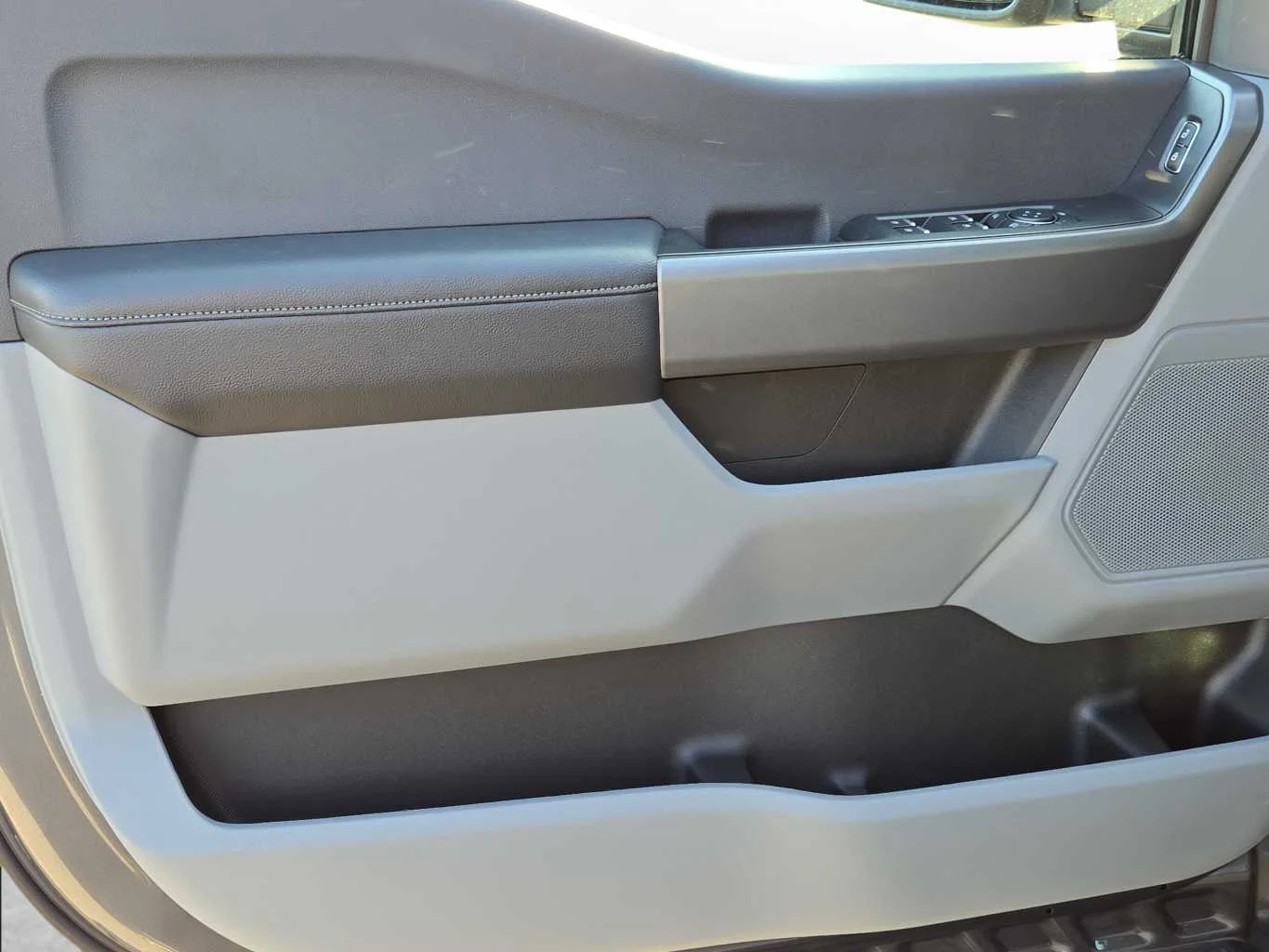 New 2026 Carbonized Gray Metallic Ford XL image 10