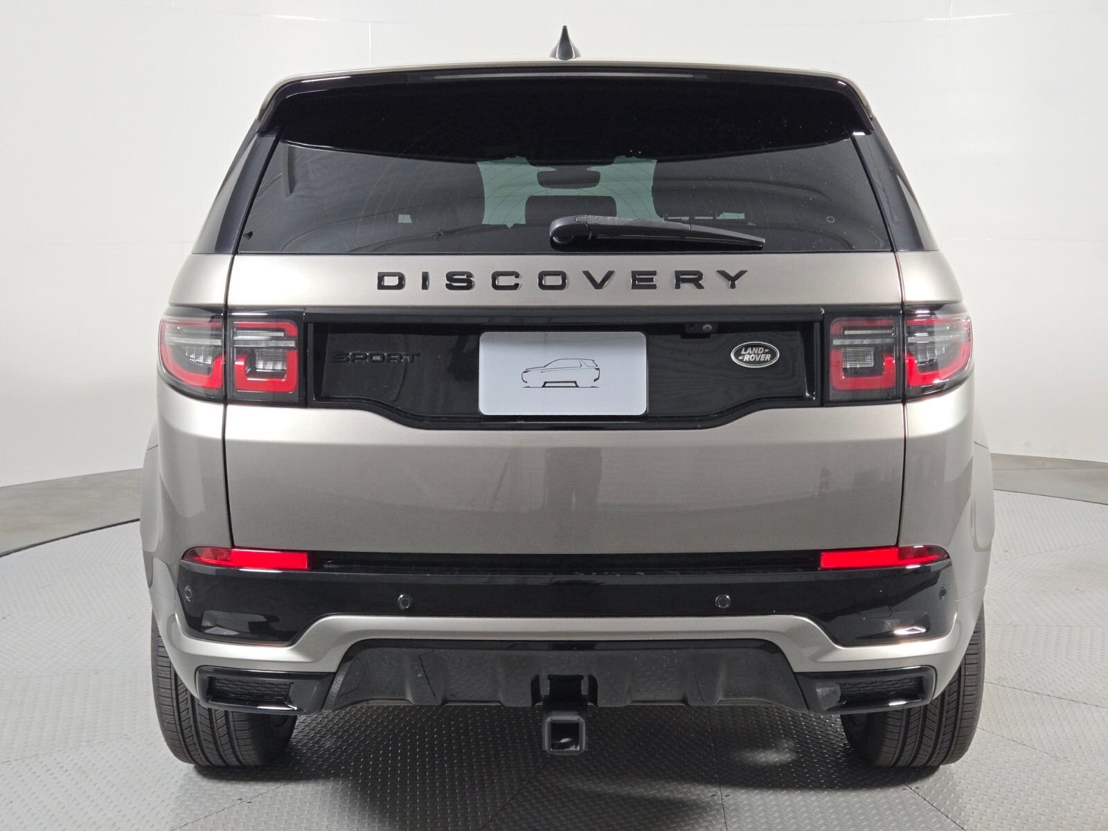 Used 2022 Silicon Silver Premium Metallic Land Rover SE R-Dynamic image 7