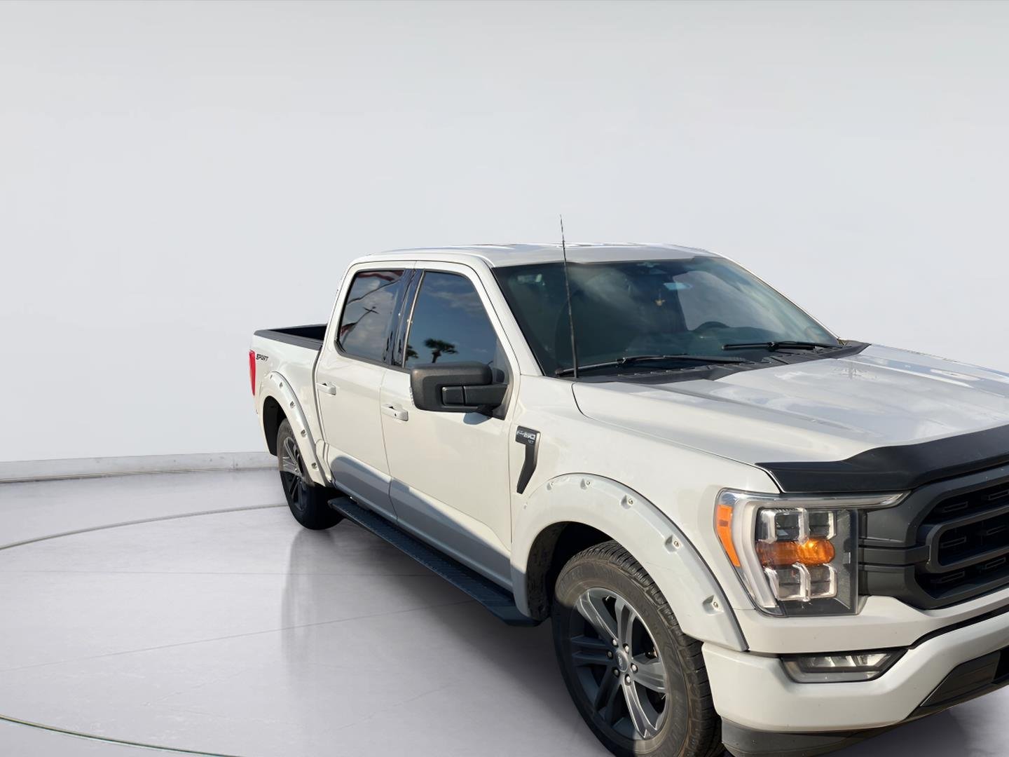 Used 2023 Avalanche Gray Ford XLT image 3
