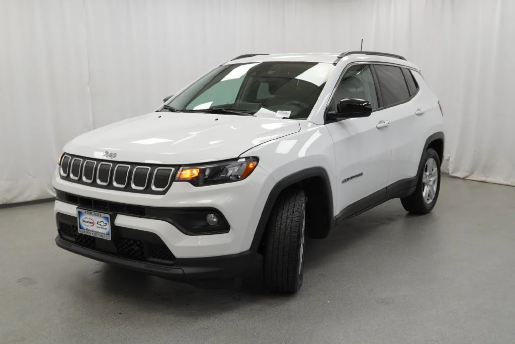 Used 2022 Bright White Clea Jeep Latitude image 18