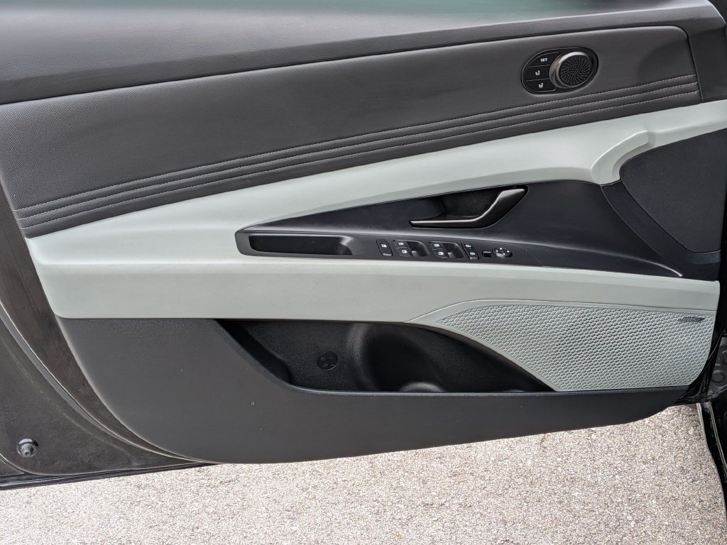 2025 Hyundai Elantra Limited - Photo 12