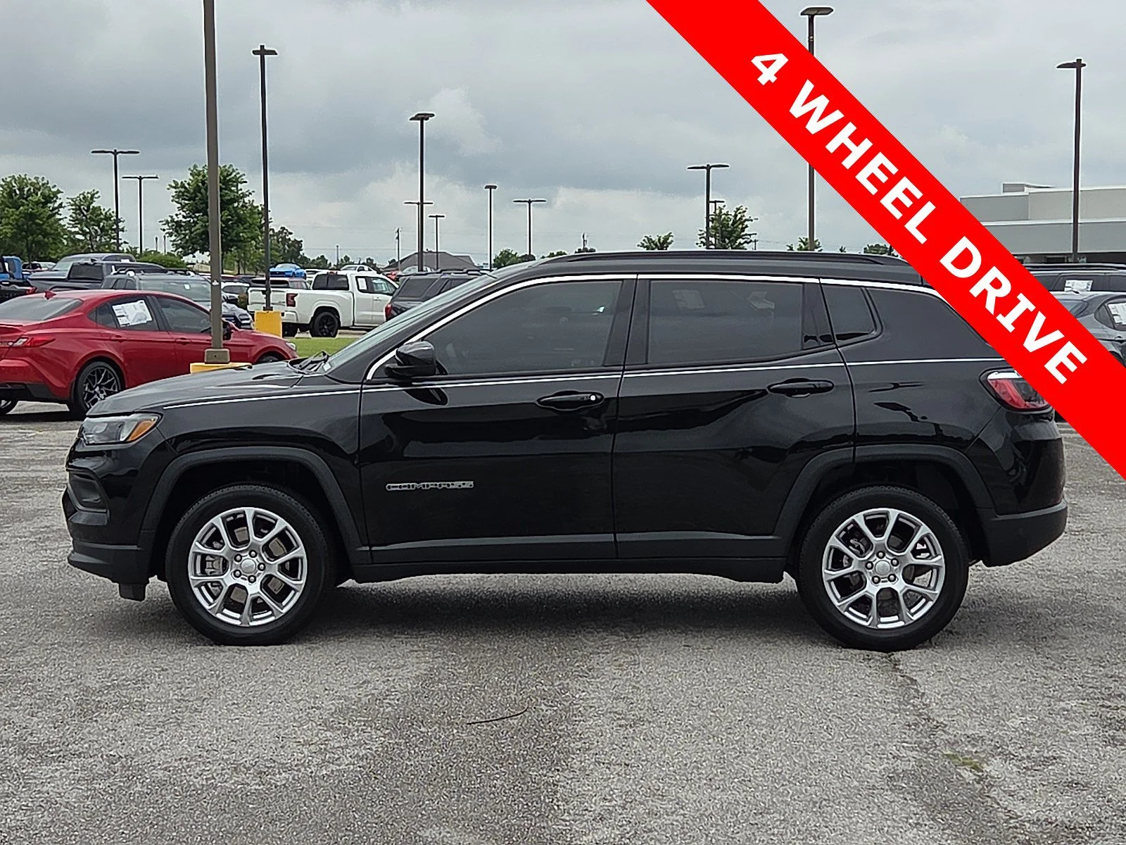 Used 2024 Diamond Black Crystal Pearlcoat Jeep Latitude Lux image 3