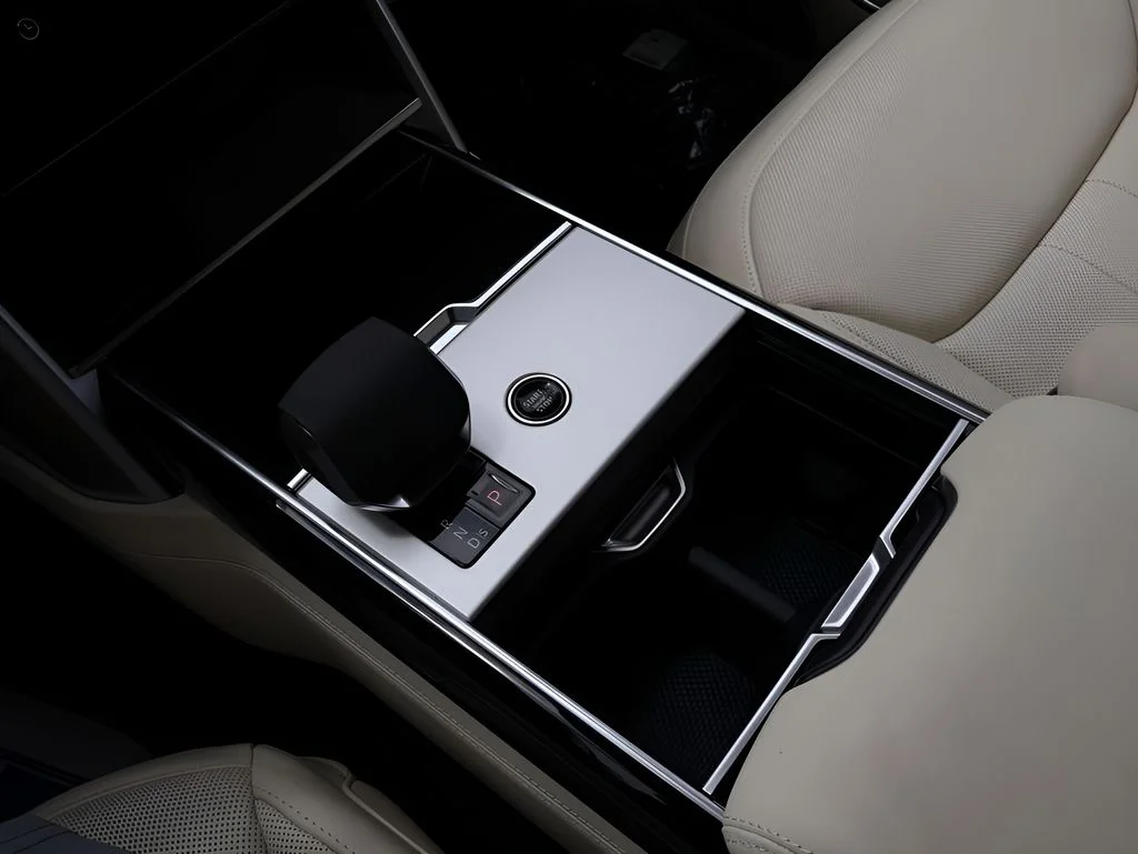 New 2026 Ostuni Pearl Wht Prem Met Land Rover Autobiography image 25
