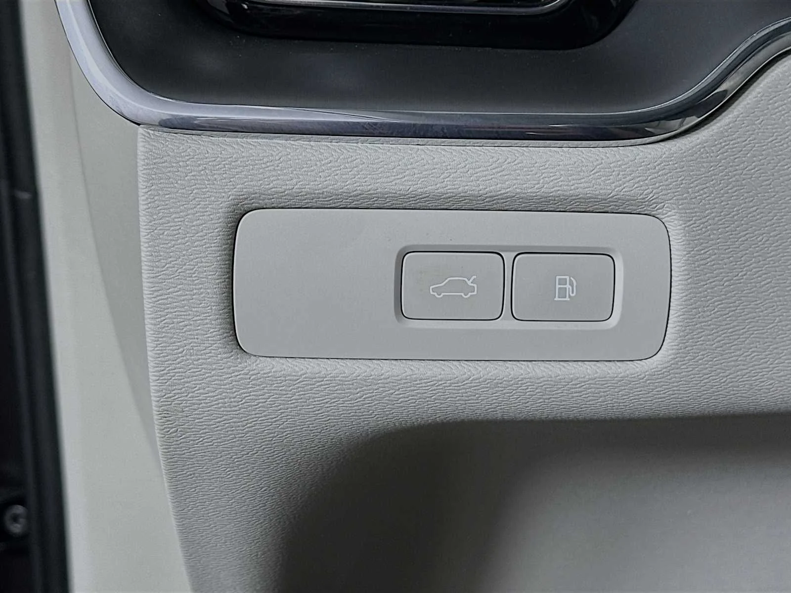 Certified Used 2025 Platinum Grey Volvo Core image 10