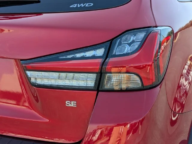 New 2027 Red Mitsubishi SE image 11