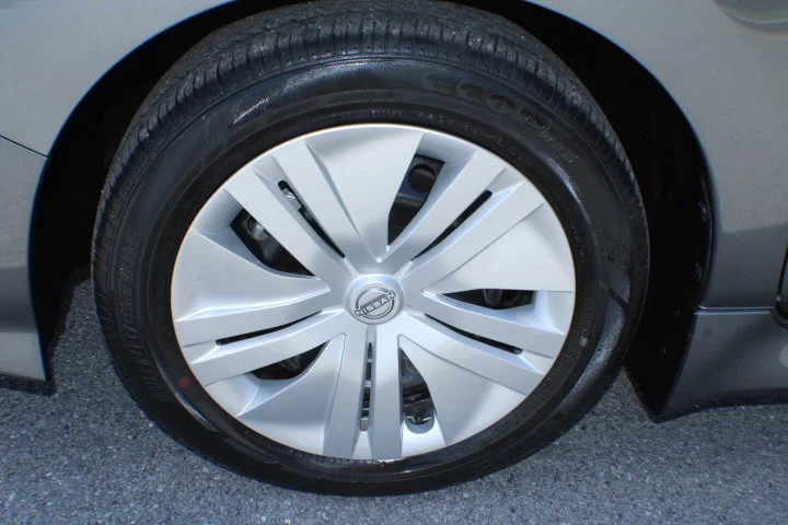 Used 2024 Gray Nissan S image 5