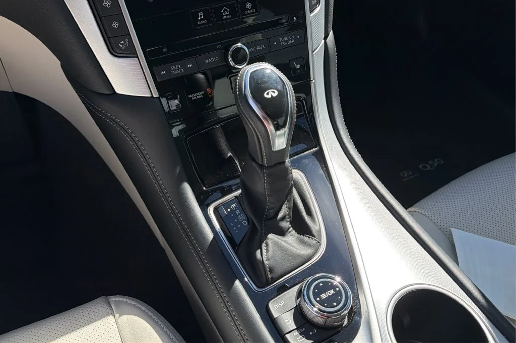 Used 2023 White INFINITI LUXE image 30