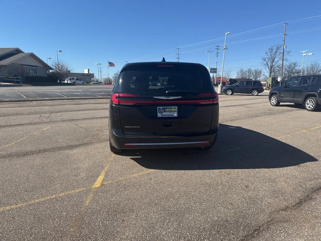 Used 2024 Diamond Black Chrysler Touring L image 4