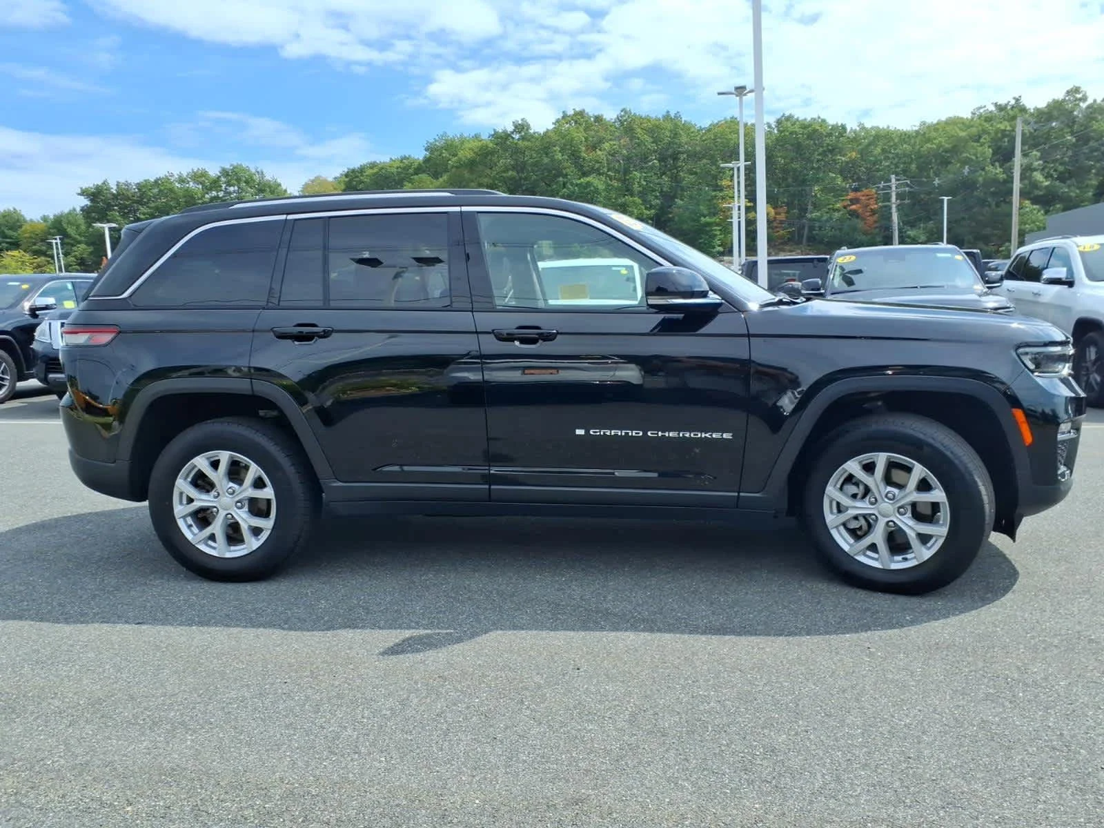 Certified Used 2023 Diamond Black Crystal Pearlcoat Jeep Limited image 6