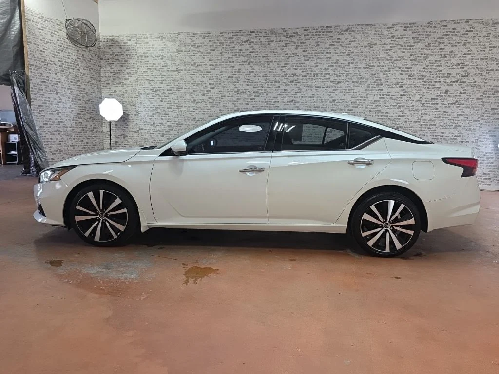 Used 2021 White Nissan 2.5 Platinum image 4