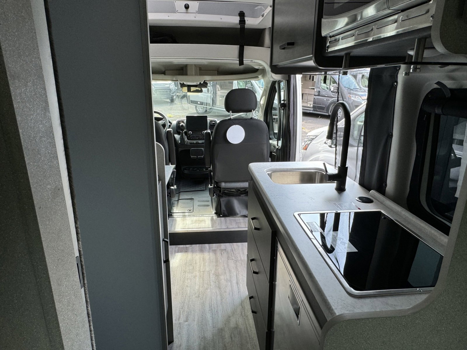 New 2025 Bright Silver Metallic Clearcoat Thor Motor Coach 2JB image 16